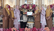 Nurul dan Fares terima kado besti dari Discukcapil Kota Sungai Penuh. (Dok. Ft: Meri)