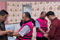 Dua Diduga tersangka dugaan korupsi Dsmkar Kota Sungai Penuh bersama Petugas Kejari Sungai Penuh 