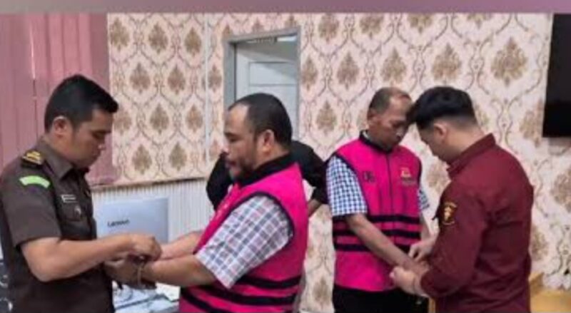 Dua Diduga tersangka dugaan korupsi Dsmkar Kota Sungai Penuh bersama Petugas Kejari Sungai Penuh 