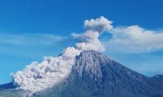 Semeru Erupsi dan Luncurkan Lava Pijar Saat Kawasan TNBTS Masih Terbakar