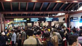 Suasana bandara Bandara Internasional Soekarno-Hatta melakukan penghentian operasiona