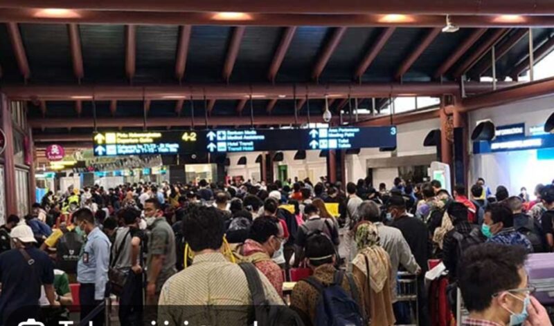 Suasana bandara Bandara Internasional Soekarno-Hatta melakukan penghentian operasiona