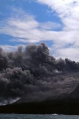 Abu Vulkanik Erupsi Anak Krakatau Menyebar ke Lima Provinsi Jawa dan Sumatera