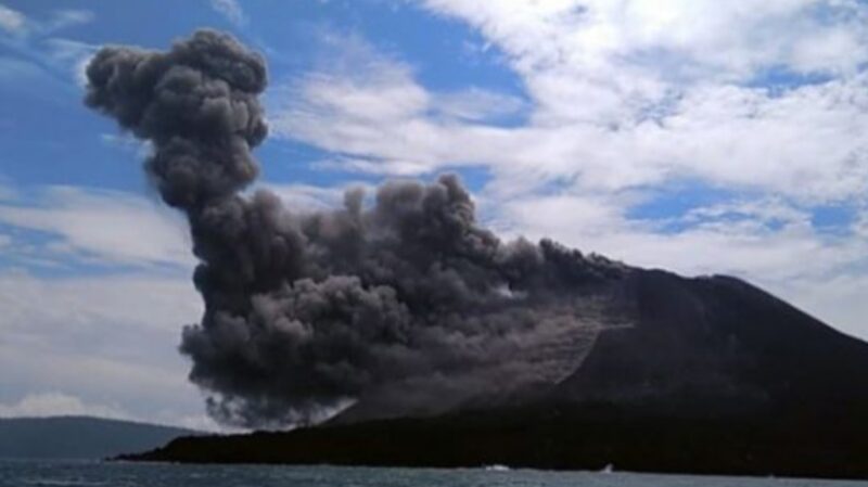 Erupsi abu vuljanik Anak Gunung  Krakatau terpantau menyebar di 5 Provibsi Jawa dan Sumatera