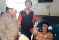 Ketua DPC PDI-P Kota  Sungai Penuh Hardizal besuk ketua PAC Tanah Kampung M Latif dirawat.