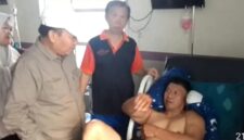 Ketua DPC PDI-P Kota  Sungai Penuh Hardizal besuk ketua PAC Tanah Kampung M Latif dirawat.