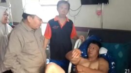 Ketua DPC PDI-P Kota  Sungai Penuh Hardizal besuk ketua PAC Tanah Kampung M Latif dirawat.