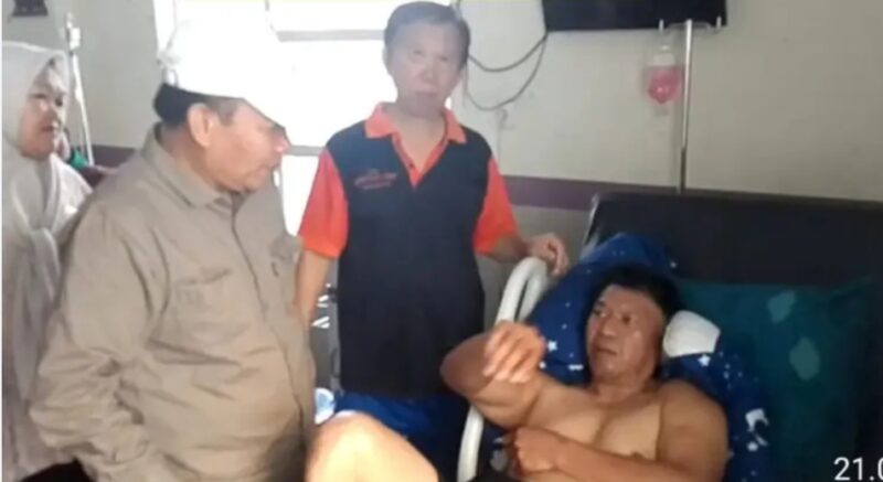 Ketua DPC PDI-P Kota  Sungai Penuh Hardizal besuk ketua PAC Tanah Kampung M Latif dirawat.