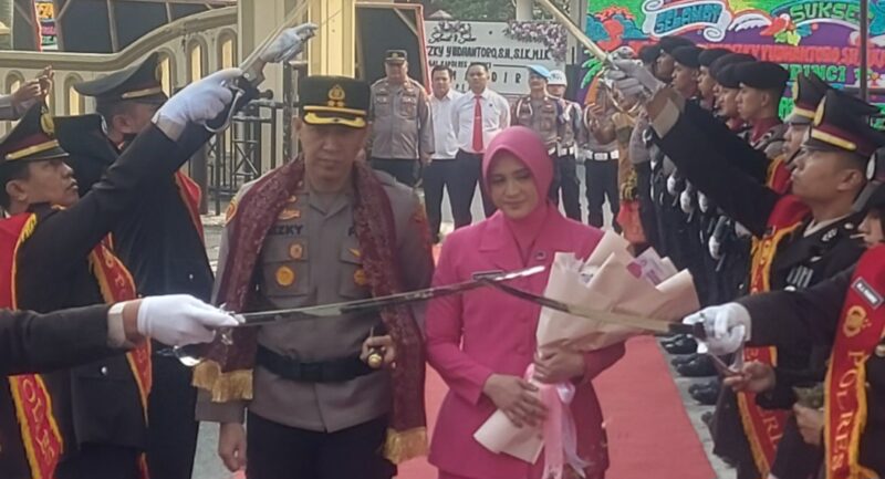 Penyambutan tradisi pedang pora kapolre Kerinci AKBP Hernawan Rizky Yudhantoro, S.H., S.I.K., M.I.K.