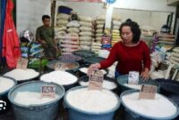 Harga Beras kebutuhan pokok masyarakat Mengalami Kenaikan.
