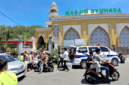 Jemaah menerima paket Jumat Berkah dari PT Tren Gen Horizon di Masjid Suhada Pelayang Raya