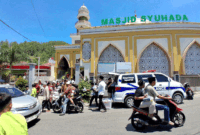 Jemaah menerima paket Jumat Berkah dari PT Tren Gen Horizon di Masjid Suhada Pelayang Raya