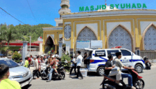 Jemaah menerima paket Jumat Berkah dari PT Tren Gen Horizon di Masjid Suhada Pelayang Raya