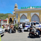 Jemaah menerima paket Jumat Berkah dari PT Tren Gen Horizon di Masjid Suhada Pelayang Raya