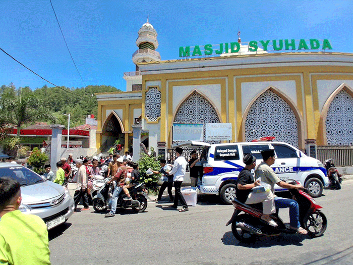 Jemaah menerima paket Jumat Berkah dari PT Tren Gen Horizon di Masjid Suhada Pelayang Raya