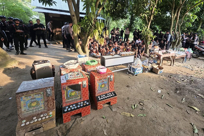 Direktorat Tindak Pidana Narkoba (Dittipidnarkoba) Bareskrim Polri bersama jajaran Polda Sumatera Utara (Sumut) dan instansi terkait mengamankan sejumlah orang dan barang bukti dalam penggerebekan sarang narkoba di Kabupaten Deli Serdang, Sumatera Utara, Minggu (11/10/2026). (ANTARA/HO-Dittipidnarkoba Bareskrim Polri)