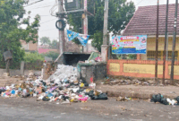 Sampah Menumpuk Dekat SD 011/XI Desa Gedang