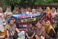 Azhar Hamzah bersama IKAPSO Sungai Penuh–Kerinci menyerahkan bantuan sembako kepada korban banjir dan longsor di Tapan.