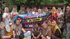 Azhar Hamzah bersama IKAPSO Sungai Penuh–Kerinci menyerahkan bantuan sembako kepada korban banjir dan longsor di Tapan.