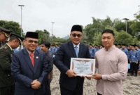 Wali Kota Sungai Penuh Alfin memberikan penghargaan kepada pemuda berprestasi dalam rangka memperingati Hari Sumpah Pemuda ke-98 Tahun 2026.