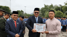 Wali Kota Sungai Penuh Alfin memberikan penghargaan kepada pemuda berprestasi dalam rangka memperingati Hari Sumpah Pemuda ke-98 Tahun 2026.