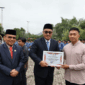 Wali Kota Sungai Penuh Alfin memberikan penghargaan kepada pemuda berprestasi dalam rangka memperingati Hari Sumpah Pemuda ke-98 Tahun 2026.