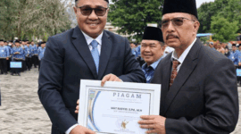 Wali Kota Sungai Penuh Alfin menyerahkan piagam penghargaan kepada ASN purna tugas di halaman Kantor Wali Kota Sungai Penuh.