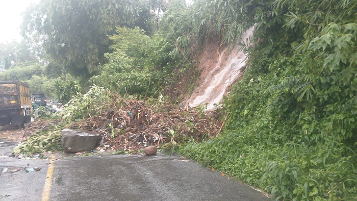 Material tanah longsor menimbun sebagian bahu jalan di Desa Pelayang Raya.
