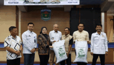 Aksi sosial pembagian pupuk organik untuk petani Kota Sungai Penuh dan Kabupaten Kerinci.