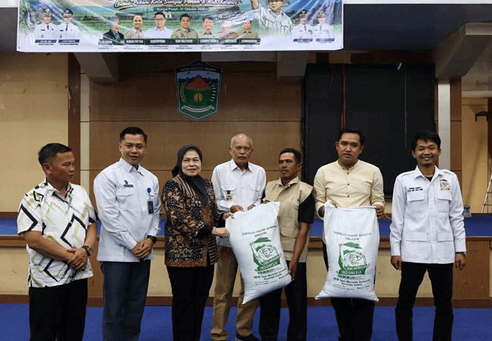 Aksi sosial pembagian pupuk organik untuk petani Kota Sungai Penuh dan Kabupaten Kerinci.