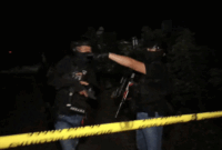Petugas memasang garis polisi di lokasi penangkapan dia terduga teroris di Desa Tomoli Utara, Kabupaten Parigi Moutong, Sulawesi Tengah