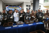 Komandan Kodaeral III Laksamana Muda TNI Uki Prasetia (tiga dari kanan) bersama Forkopimda menunjukkan barang bukti liquid vape terindikasi narkotika yang berhasil diamankan Lanal Lampung, Senin (12/10/2026). (ANTARA/Dian Hadiyatna)