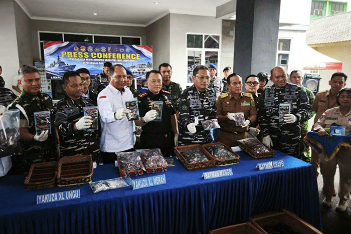 Komandan Kodaeral III Laksamana Muda TNI Uki Prasetia (tiga dari kanan) bersama Forkopimda menunjukkan barang bukti liquid vape terindikasi narkotika yang berhasil diamankan Lanal Lampung, Senin (12/10/2026). (ANTARA/Dian Hadiyatna)