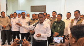 Kepala Badan Pangan Nasional (Bapanas) sekaligus Menteri Pertanian Andi Amran Sulaiman bersama jajarannya dalam jumpa pers di Jakarta