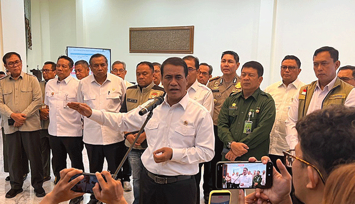 Kepala Badan Pangan Nasional (Bapanas) sekaligus Menteri Pertanian Andi Amran Sulaiman bersama jajarannya dalam jumpa pers di Jakarta