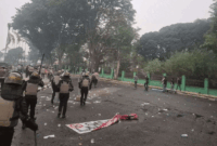 Polisi bubarkan aksi unjuk rasa di depan Kantor Gubernur Jambi, Kamis (8/10/2026). ANTARA/Agus Suprayitno.