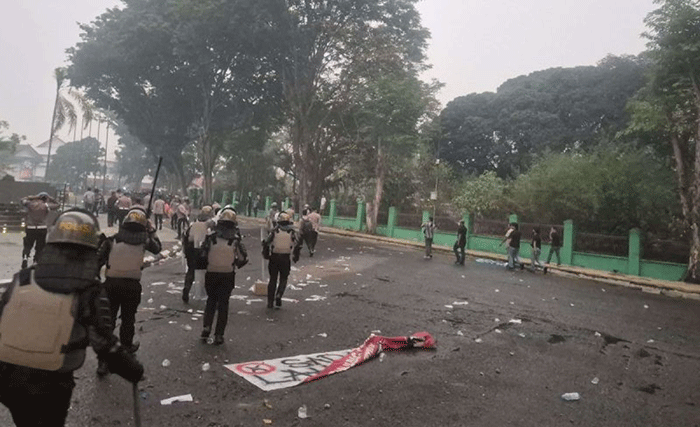 Polisi bubarkan aksi unjuk rasa di depan Kantor Gubernur Jambi, Kamis (8/10/2026). ANTARA/Agus Suprayitno.