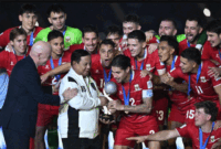 Presiden Prabowo Subianto (kedua kiri) bersama Presiden FIFA Gianni Infantino (kiri) menyerahkan piala juara FIFA ASEAN Cup 2026 kepada Timnas Indonesia