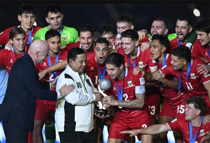 Presiden Prabowo Subianto (kedua kiri) bersama Presiden FIFA Gianni Infantino (kiri) menyerahkan piala juara FIFA ASEAN Cup 2026 kepada Timnas Indonesia