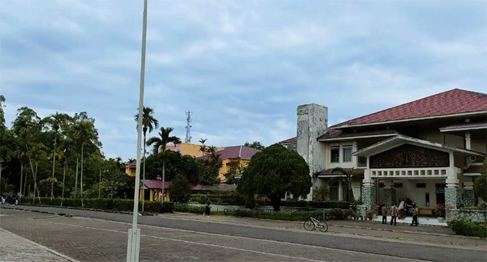 Penampakan SMA Titian Teras Provinsi Jambi. Dugaan kekerasan dan perundungan (bullying) di lingkungan sekolah terjadi di SMA Titian Teras Provinsi Jambi. 