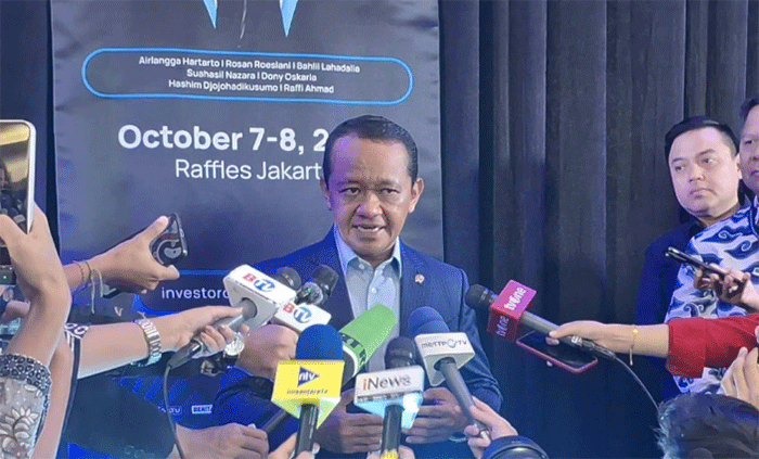 Menteri Energi dan Sumber Daya Mineral (ESDM), Bahlil Lahadalia diwawancarai wartawan di sela-sela acara Investor Daily Summit di Jakarta, Rabu (07/10/2026). (ANTARA/ Muhammad Heriyanto)