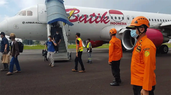 Penerbangan di Bandara Sultan Thaha Jambi terganggu kabut asap yang menyelimuti Kota Jambi, Jumat (9/10/2026). Hingga pukul 11.00 WIB, jarak pandang di bandara tercatat beberapa kali mengalami perubahan, bahkan sempat turun hingga 800 meter pada pukul 10.00 WIB. 