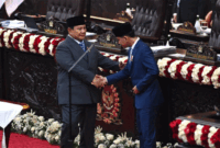 Presiden Prabowo Subianto (kiri) bersalaman dengan Wakil Presiden Gibran Rakabuming Raka usai Rapat Paripurna Pembukaan Masa Persidangan I DPR Tahun Sidang 2026-2027 di Kompleks Parlemen, Jakarta, Jumat (14/8/2026)