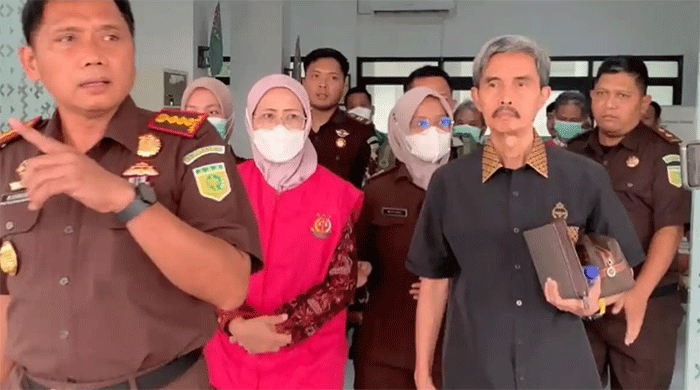 Kepala Dinas Perdagangan Kota Jambi, Nella Ervina ditetapkan jadi tersangka kasus korupsi belanja konsultansi pemutakhiran pajak daerah Kota Jambi pada Badan Pengelola Pajak dan Retribusi Daerah (BPPRD) Kota Jambi Tahun Anggaran 2024 pada Kamis (8/10/2026). Nella jadi tersangka bersama 4 orang lainnya. 