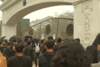 Mahasiswa yang berunjuk rasa di depan Kantor Gubernur Jambi pada Kamis (8/10/2026) tertahan di depan gerbang. Massa mendesak masuk ke kompleks perkantoran Pemprov Jambi. Massa menuntut transparansi anggaran Rp30 miliar untuk penanganan karhutla