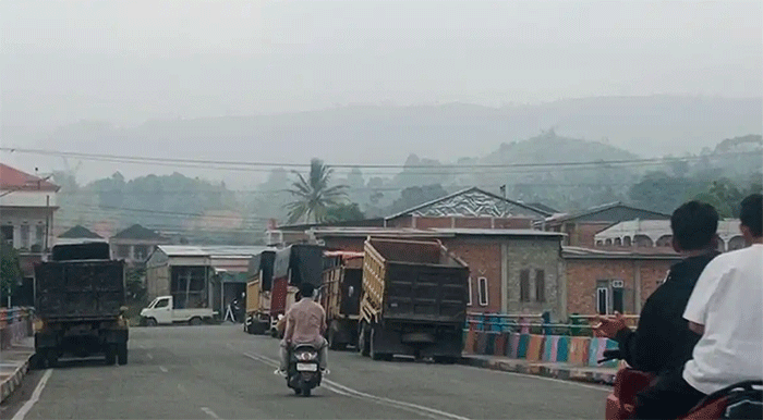 Dinas Pendidikan Kabupaten Kerinci menerapkan Pembelajaran Jarak Jauh (PJJ) bagi siswa sekolah dasar (SD) dan sekolah menengah pertama (SMP) pada Sabtu (10/10/2026). Kebijakan ini diambil sebagai langkah antisipasi terhadap memburuknya kualitas udara akibat kabut asap yang menyelimuti wilayah Kabupaten Kerinci. 