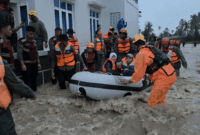 Tim SAR gabungan melakukan proses evakuasi terhadap korban banjir di Kecamatan Koto Tangah, Padang, pada Sabtu (10/10). ANTARA/HO-SARPadang.