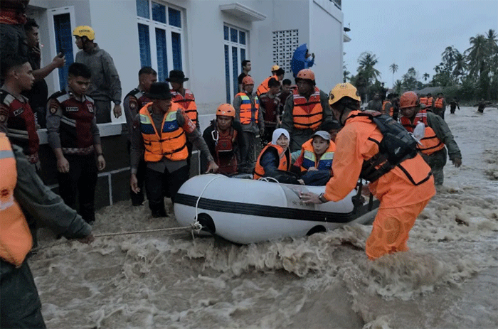 Tim SAR gabungan melakukan proses evakuasi terhadap korban banjir di Kecamatan Koto Tangah, Padang, pada Sabtu (10/10). ANTARA/HO-SARPadang.