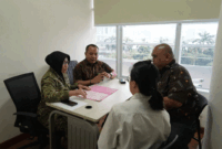 Tim Penyidik Jampidmil menandatangi berita acara penyerahan tersangka dan barang bukti perkara dugaan korupsi pengadaan motor listrik oleh PT YAT pada tata kelola program Makan Bergizi Gratis (MBG) di Badan Gizi Nasional (BGN) tahun 2025-2026 ke JPU Kejari Jakpus, Jumat (9/10/2026). (ANTARA/HO-Puspenkum Kejagung)