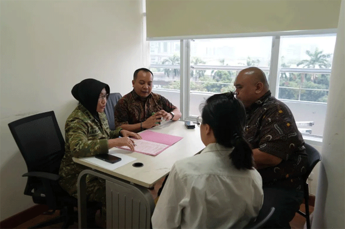 Tim Penyidik Jampidmil menandatangi berita acara penyerahan tersangka dan barang bukti perkara dugaan korupsi pengadaan motor listrik oleh PT YAT pada tata kelola program Makan Bergizi Gratis (MBG) di Badan Gizi Nasional (BGN) tahun 2025-2026 ke JPU Kejari Jakpus, Jumat (9/10/2026). (ANTARA/HO-Puspenkum Kejagung)
